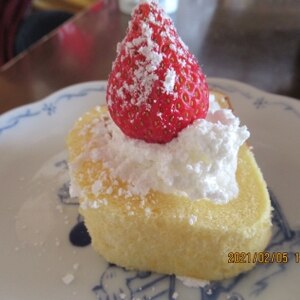 市販のロールケーキで簡単♪苺のプチケーキ☆